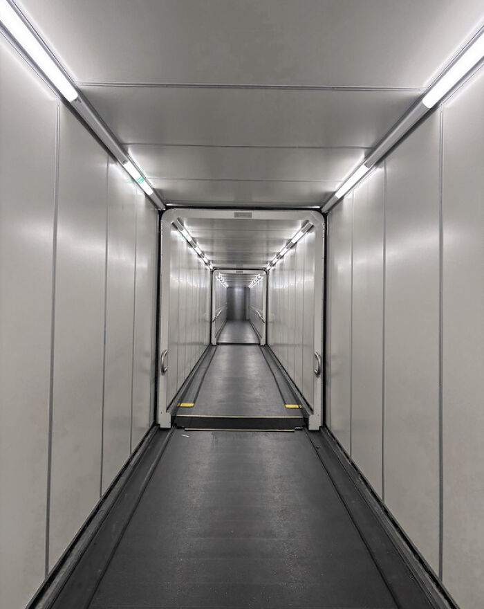 “Descending Into The Abyss”: 60 Liminal Spaces So Deeply Unsettling We’re Sorry In Advance “Descending Into The Abyss”: 60 Liminal Spaces So Deeply Unsettling We’re Sorry In Advance