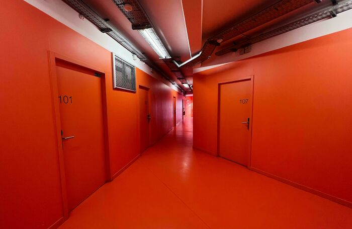 “Descending Into The Abyss”: 60 Liminal Spaces So Deeply Unsettling We’re Sorry In Advance “Descending Into The Abyss”: 60 Liminal Spaces So Deeply Unsettling We’re Sorry In Advance
