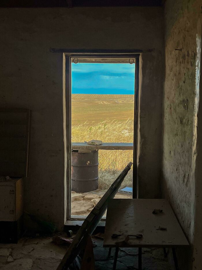 “Descending Into The Abyss”: 60 Liminal Spaces So Deeply Unsettling We’re Sorry In Advance “Descending Into The Abyss”: 60 Liminal Spaces So Deeply Unsettling We’re Sorry In Advance