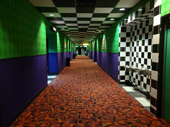 “Descending Into The Abyss”: 60 Liminal Spaces So Deeply Unsettling We’re Sorry In Advance “Descending Into The Abyss”: 60 Liminal Spaces So Deeply Unsettling We’re Sorry In Advance