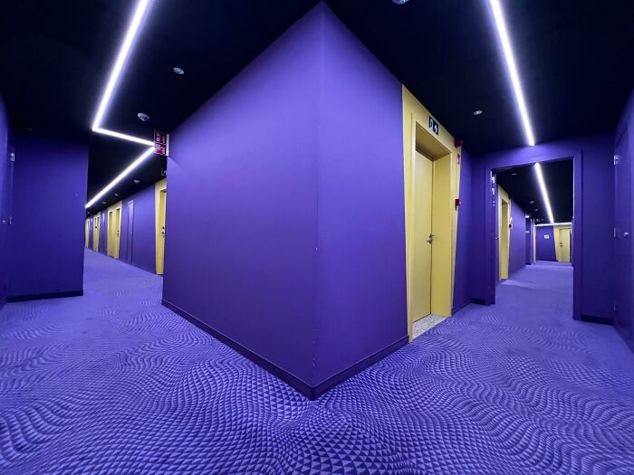 “Descending Into The Abyss”: 60 Liminal Spaces So Deeply Unsettling We’re Sorry In Advance “Descending Into The Abyss”: 60 Liminal Spaces So Deeply Unsettling We’re Sorry In Advance