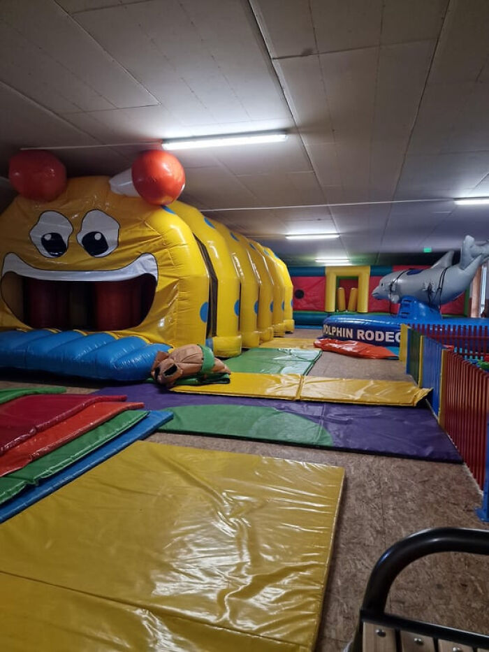 “Descending Into The Abyss”: 60 Liminal Spaces So Deeply Unsettling We’re Sorry In Advance “Descending Into The Abyss”: 60 Liminal Spaces So Deeply Unsettling We’re Sorry In Advance