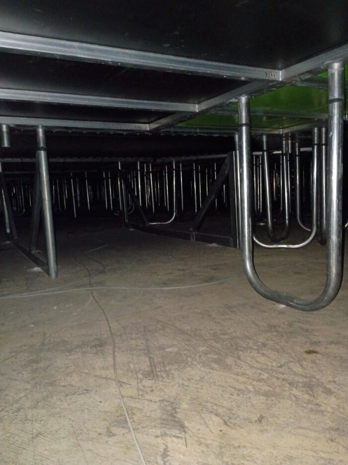 “Descending Into The Abyss”: 60 Liminal Spaces So Deeply Unsettling We’re Sorry In Advance “Descending Into The Abyss”: 60 Liminal Spaces So Deeply Unsettling We’re Sorry In Advance