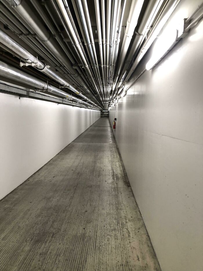 “Descending Into The Abyss”: 60 Liminal Spaces So Deeply Unsettling We’re Sorry In Advance “Descending Into The Abyss”: 60 Liminal Spaces So Deeply Unsettling We’re Sorry In Advance