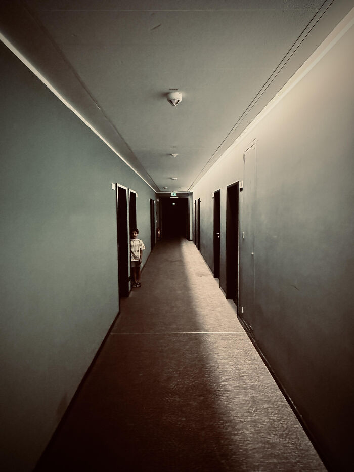 “Descending Into The Abyss”: 60 Liminal Spaces So Deeply Unsettling We’re Sorry In Advance “Descending Into The Abyss”: 60 Liminal Spaces So Deeply Unsettling We’re Sorry In Advance