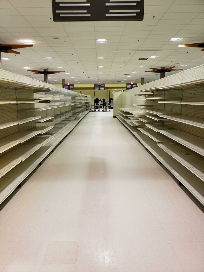 “Descending Into The Abyss”: 60 Liminal Spaces So Deeply Unsettling We’re Sorry In Advance “Descending Into The Abyss”: 60 Liminal Spaces So Deeply Unsettling We’re Sorry In Advance