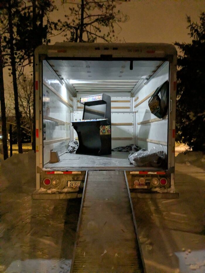 “Descending Into The Abyss”: 60 Liminal Spaces So Deeply Unsettling We’re Sorry In Advance “Descending Into The Abyss”: 60 Liminal Spaces So Deeply Unsettling We’re Sorry In Advance