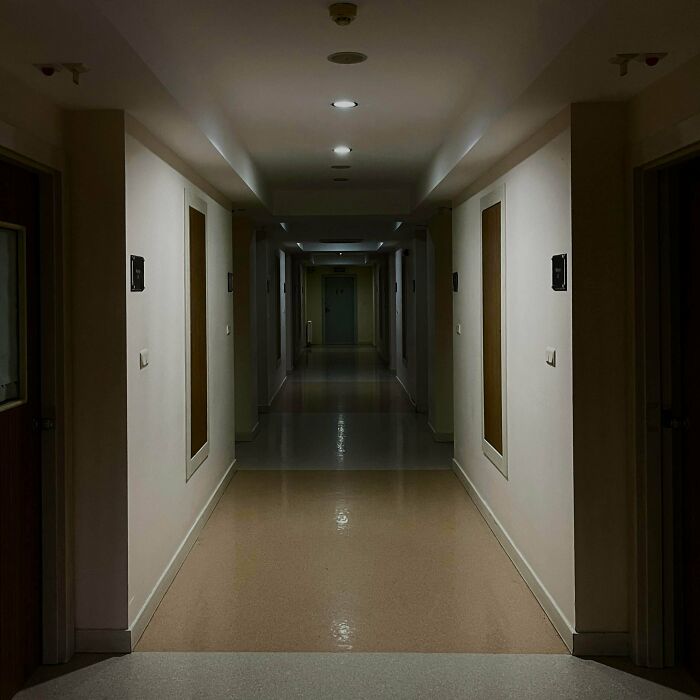 “Descending Into The Abyss”: 60 Liminal Spaces So Deeply Unsettling We’re Sorry In Advance “Descending Into The Abyss”: 60 Liminal Spaces So Deeply Unsettling We’re Sorry In Advance