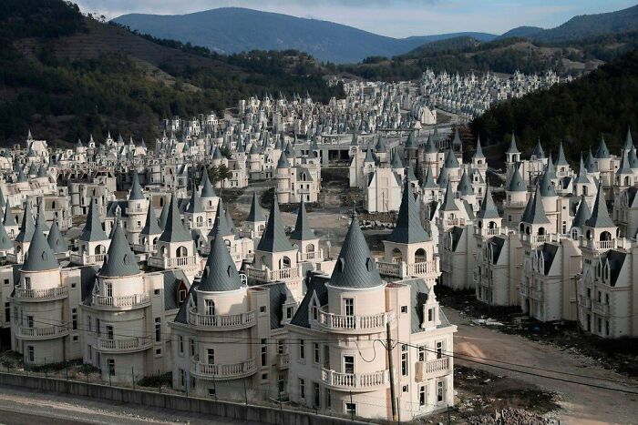 “Descending Into The Abyss”: 60 Liminal Spaces So Deeply Unsettling We’re Sorry In Advance “Descending Into The Abyss”: 60 Liminal Spaces So Deeply Unsettling We’re Sorry In Advance