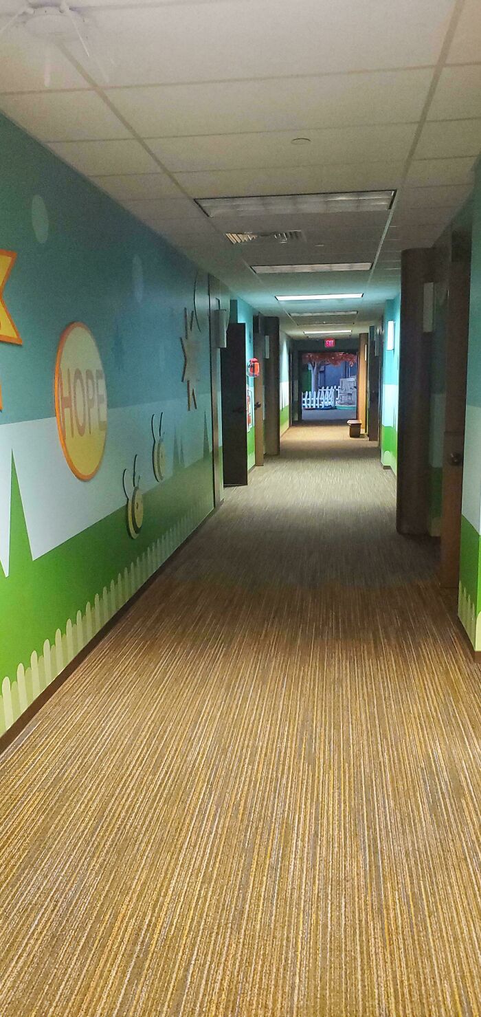 “Descending Into The Abyss”: 60 Liminal Spaces So Deeply Unsettling We’re Sorry In Advance “Descending Into The Abyss”: 60 Liminal Spaces So Deeply Unsettling We’re Sorry In Advance