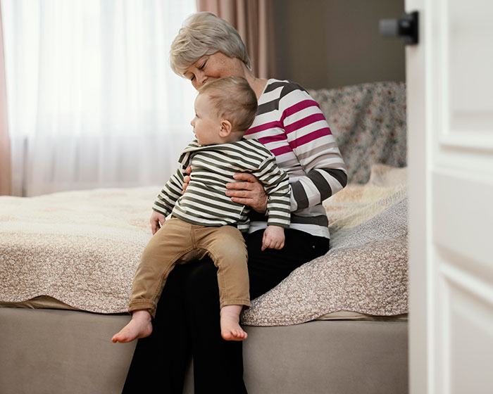 Grandma Throws A Fit Before Family Vacation, Refuses To Leave And Clings To Toddler During Fight Grandma Throws A Fit Before Family Vacation, Refuses To Leave And Clings To Toddler During Fight