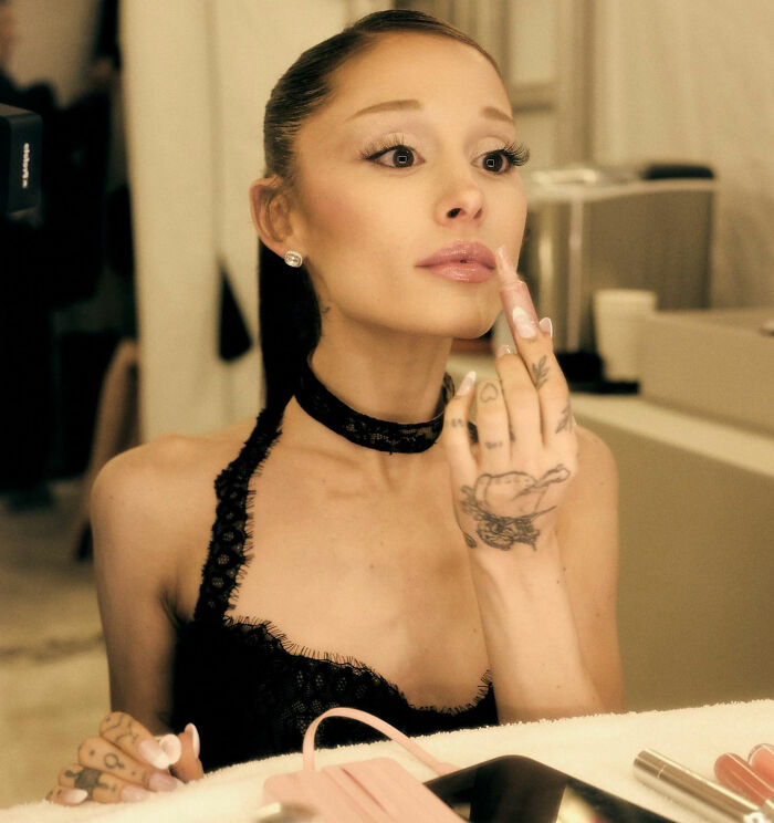 Detail In Backstage Snap From Ariana Grande’s Tour Has Fans “Worried This Is Gonna End Badly”