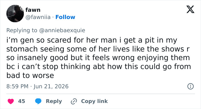 Detail In Backstage Snap From Ariana Grande’s Tour Has Fans “Worried This Is Gonna End Badly”