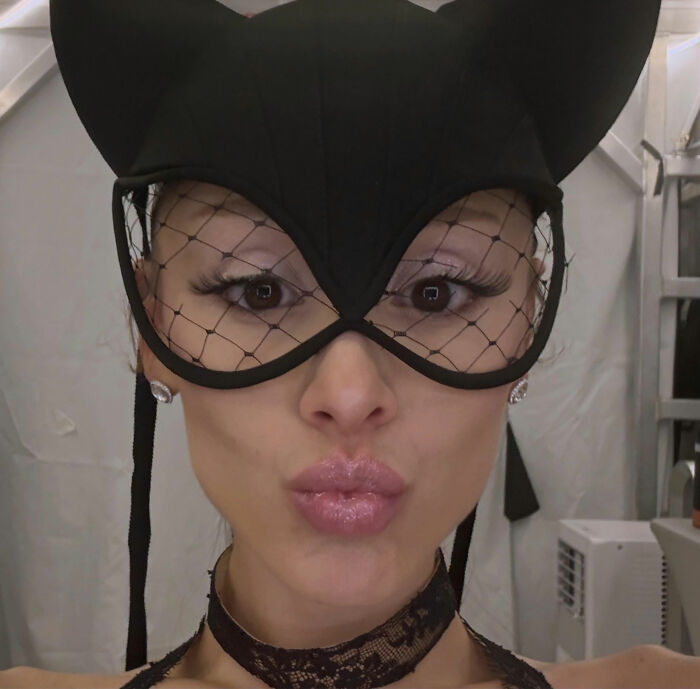Detail In Backstage Snap From Ariana Grande’s Tour Has Fans “Worried This Is Gonna End Badly”