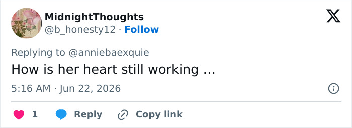 Detail In Backstage Snap From Ariana Grande’s Tour Has Fans “Worried This Is Gonna End Badly”