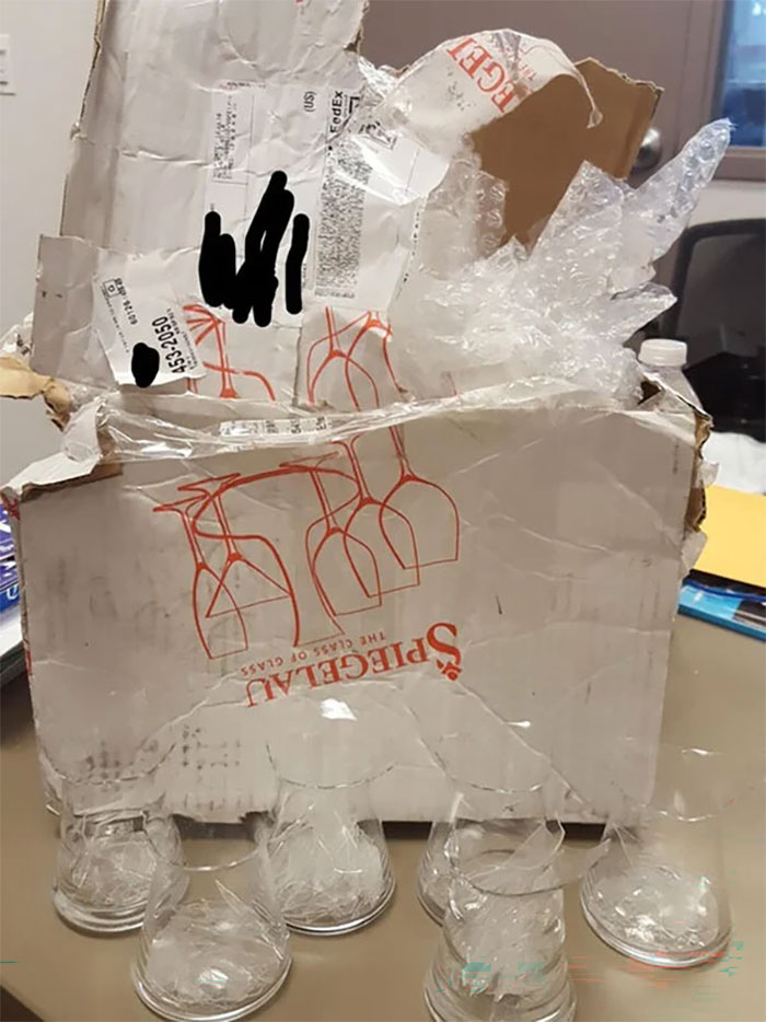 78 Times Delivery Fails Left People Speechless, Laughing, Or Crying 78 Times Delivery Fails Left People Speechless, Laughing, Or Crying