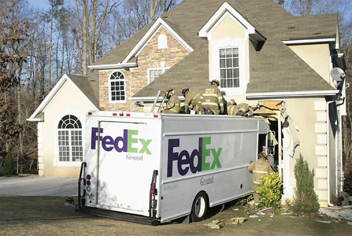 78 Times Delivery Fails Left People Speechless, Laughing, Or Crying 78 Times Delivery Fails Left People Speechless, Laughing, Or Crying