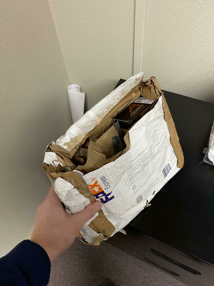 78 Times Delivery Fails Left People Speechless, Laughing, Or Crying 78 Times Delivery Fails Left People Speechless, Laughing, Or Crying