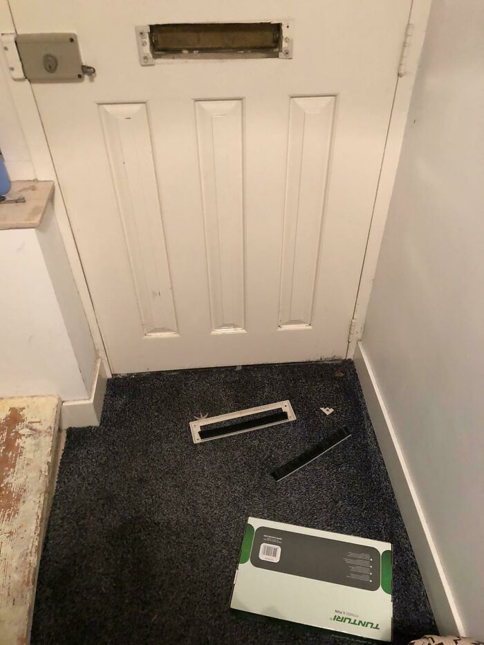 78 Times Delivery Fails Left People Speechless, Laughing, Or Crying 78 Times Delivery Fails Left People Speechless, Laughing, Or Crying