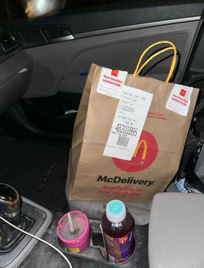 78 Times Delivery Fails Left People Speechless, Laughing, Or Crying 78 Times Delivery Fails Left People Speechless, Laughing, Or Crying