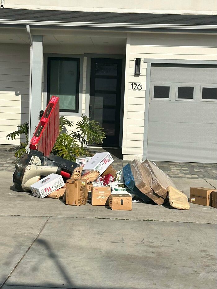 78 Times Delivery Fails Left People Speechless, Laughing, Or Crying 78 Times Delivery Fails Left People Speechless, Laughing, Or Crying