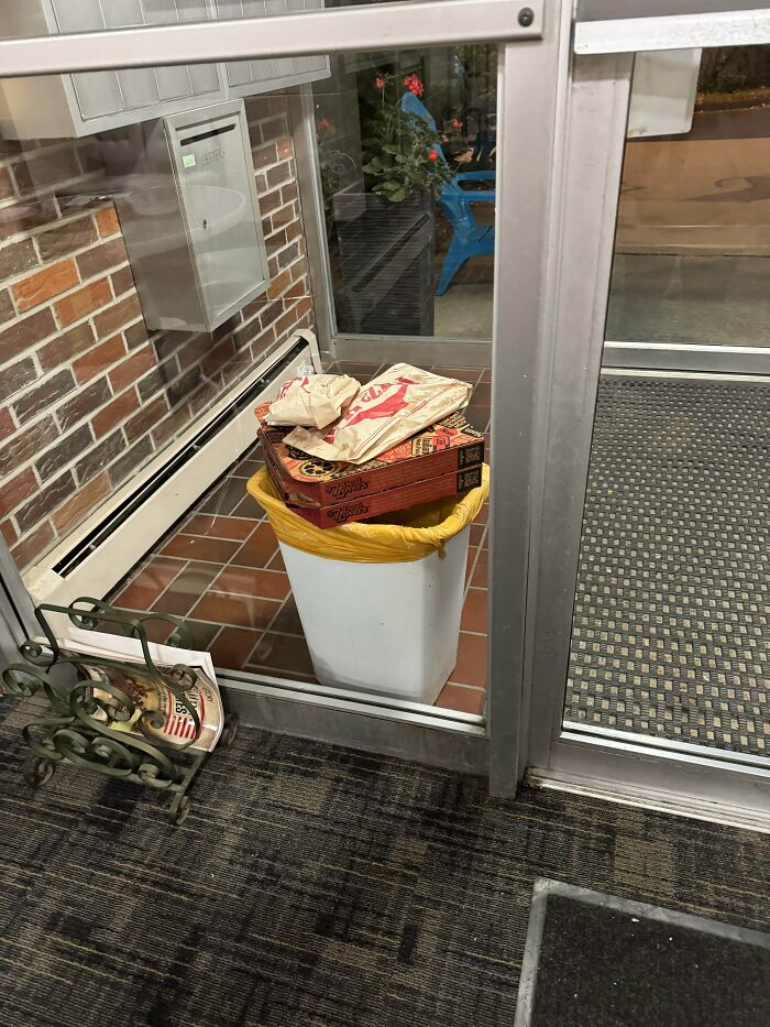 78 Times Delivery Fails Left People Speechless, Laughing, Or Crying 78 Times Delivery Fails Left People Speechless, Laughing, Or Crying