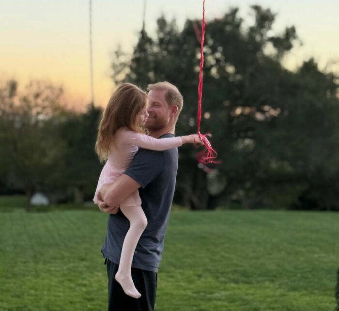Experts Issue Warning After Fans Raise Parenting Concerns Over Detail In Meghan Markle’s Father’s Day Photo Experts Issue Warning After Fans Raise Parenting Concerns Over Detail In Meghan Markle’s Father’s Day Photo