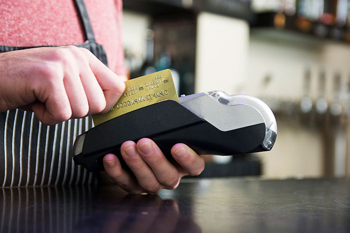 Customer Tries To Guilt Walmart Shoppers Into Helping Her Pay, Then Suddenly Finds Money To Cover It Customer Tries To Guilt Walmart Shoppers Into Helping Her Pay, Then Suddenly Finds Money To Cover It