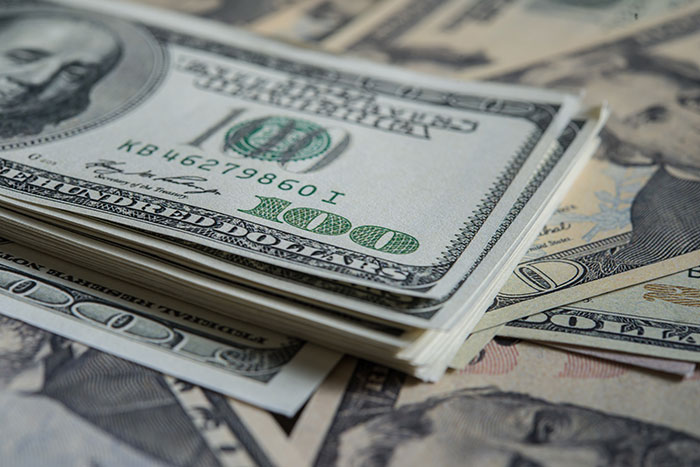 Customer Tries To Guilt Walmart Shoppers Into Helping Her Pay, Then Suddenly Finds Money To Cover It Customer Tries To Guilt Walmart Shoppers Into Helping Her Pay, Then Suddenly Finds Money To Cover It