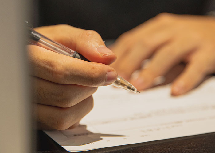 59 Horrible Things Committed By Close Friends That Broke People&rsquo;s Trust Forever