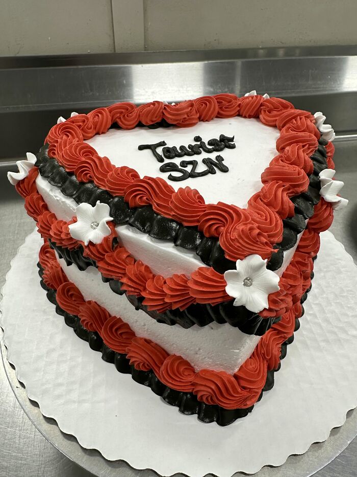 27 Cakes That Weren&rsquo;t Supposed To Be Funny But The Decorators Hilariously Messed Up