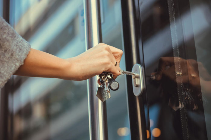 “Lesson Learned”: BF Keeps Forgetting To Lock Home Door, GF Proved Right After Shocking Break In