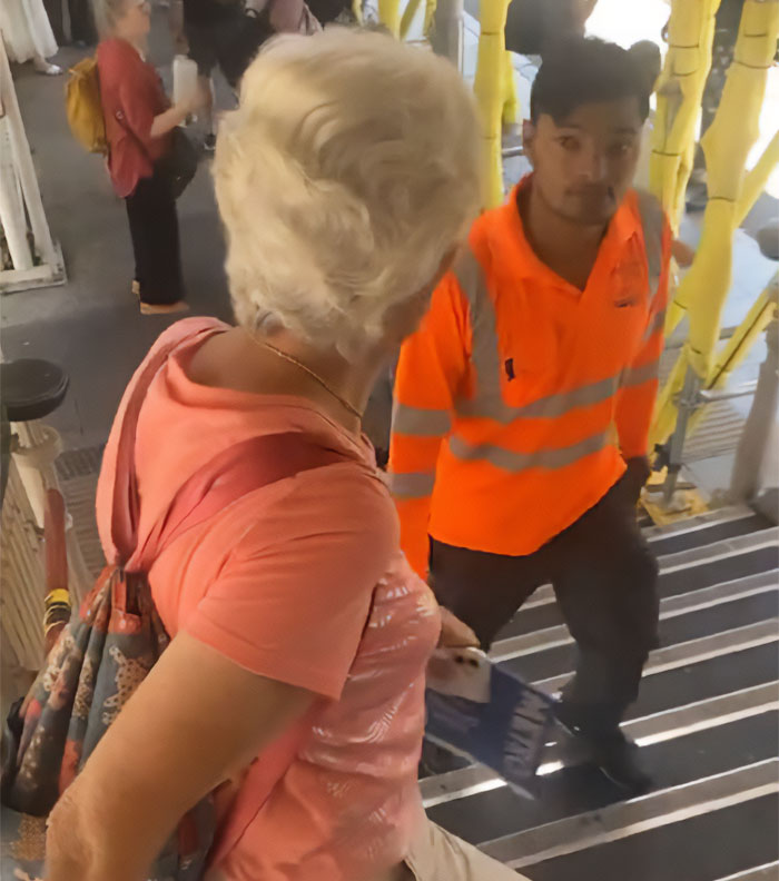 “Male Karen” Refuses To Move For 80YO Woman While “Relaxing” On Public Staircase And Filming Her