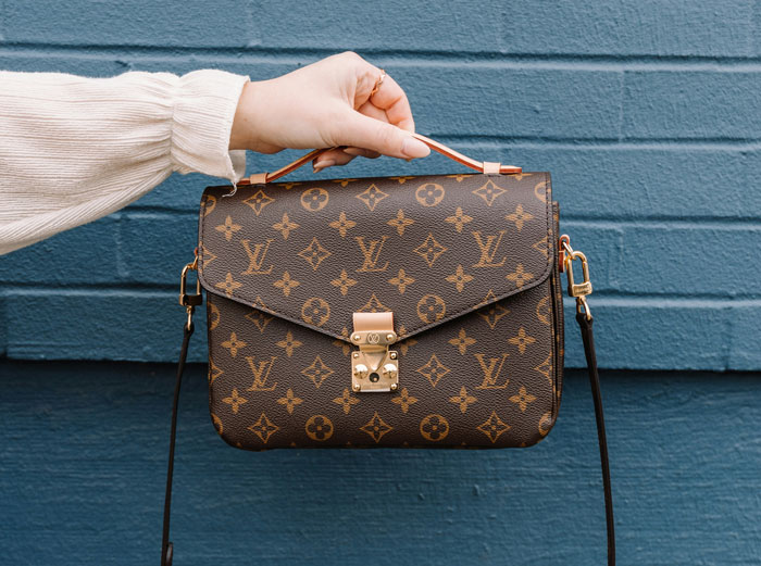 Customer Demands Another Woman Hand Over Her Louis Vuitton Bag, Not Realizing It’s Her Actual Purse