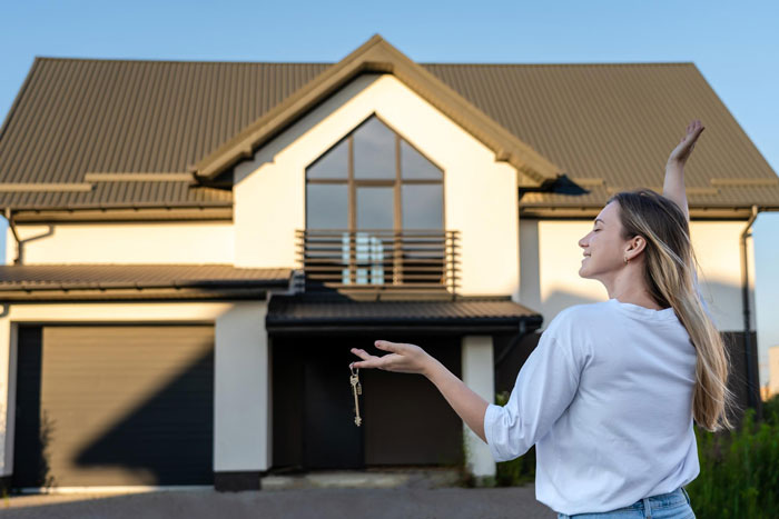 Woman Finally Buys Her Own Home, Sis And Her Fam Of 6 Just Assume It Will Be Their Abode As Well
