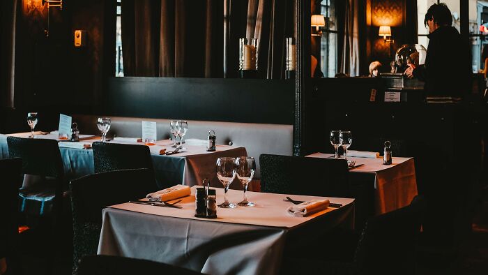 &ldquo;Are These Actions Acceptable On A Date?&rdquo;: Judge 12 Situations With Red, Green, And Beige Flags