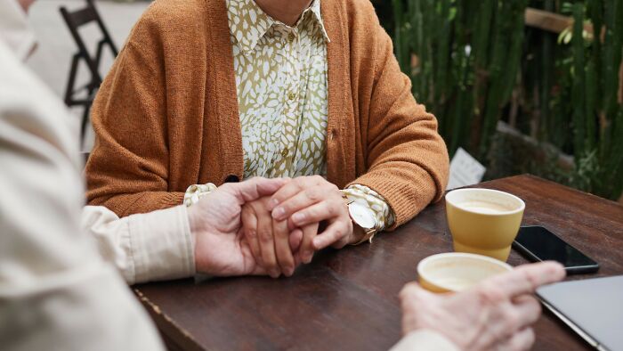 &ldquo;Are These Actions Acceptable On A Date?&rdquo;: Judge 12 Situations With Red, Green, And Beige Flags