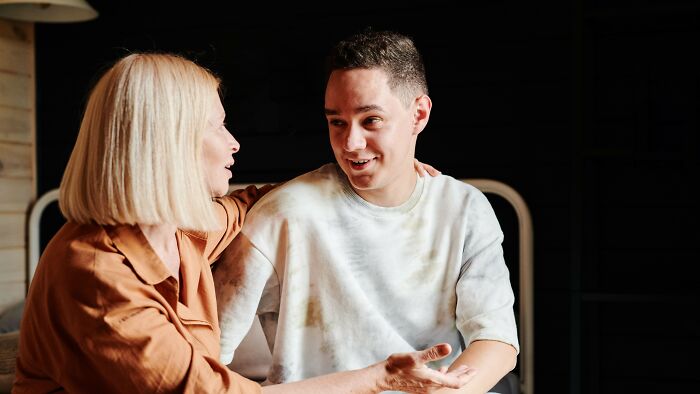 &ldquo;Are These Actions Acceptable On A Date?&rdquo;: Judge 12 Situations With Red, Green, And Beige Flags