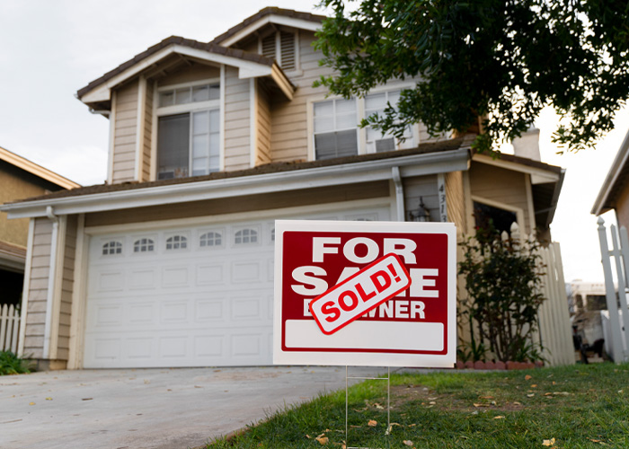 Private Investigator Warns Homeowners About The One Thing They Should Stop Doing