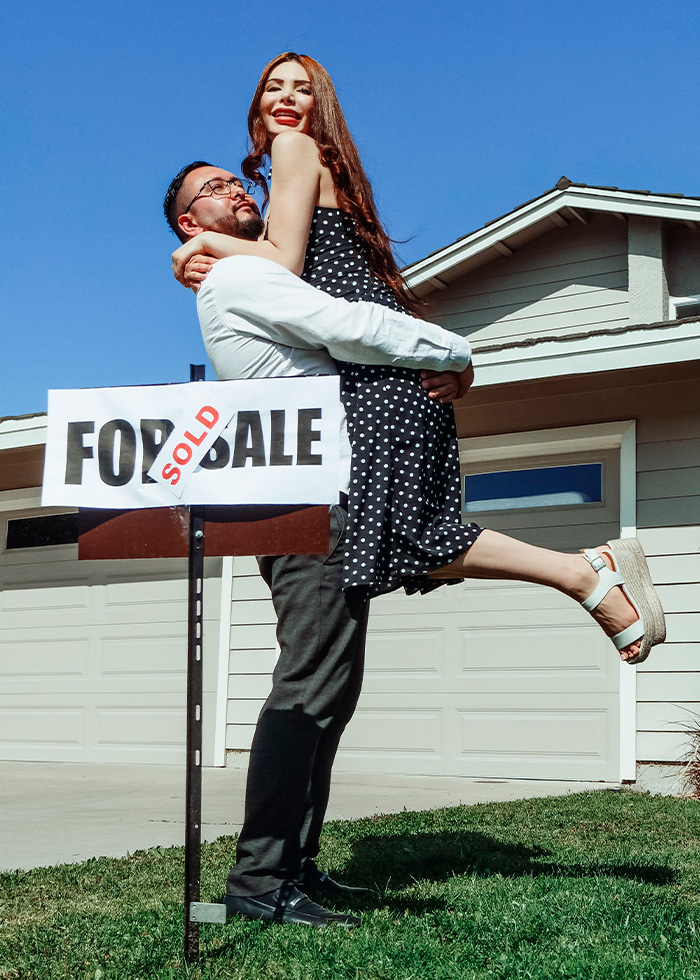 Private Investigator Warns Homeowners About The One Thing They Should Stop Doing