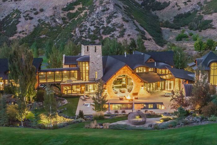 75 Cool, Wacky And Unusual Homes People Found Online Or In Real Life