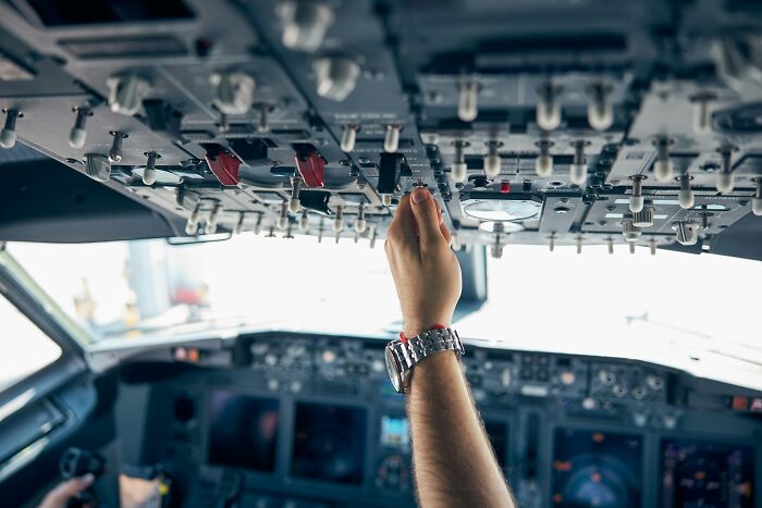 44 Of The Craziest Plane Interactions People Had To Go Through