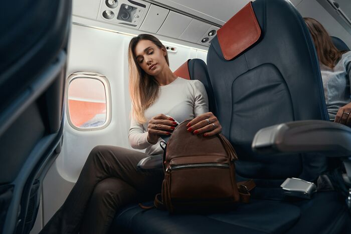 44 Of The Craziest Plane Interactions People Had To Go Through