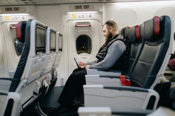 44 Of The Craziest Plane Interactions People Had To Go Through
