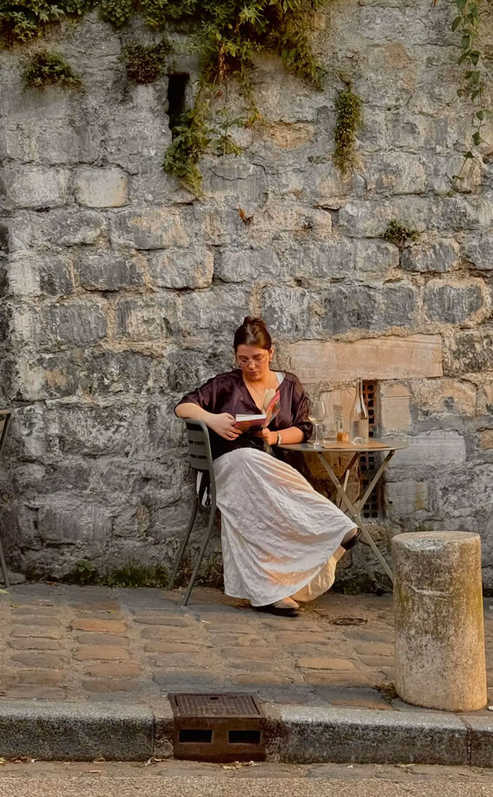 &ldquo;Like A Painting&rdquo;: This Wholesome Photo Trend Between Strangers Has The Internet In A Chokehold