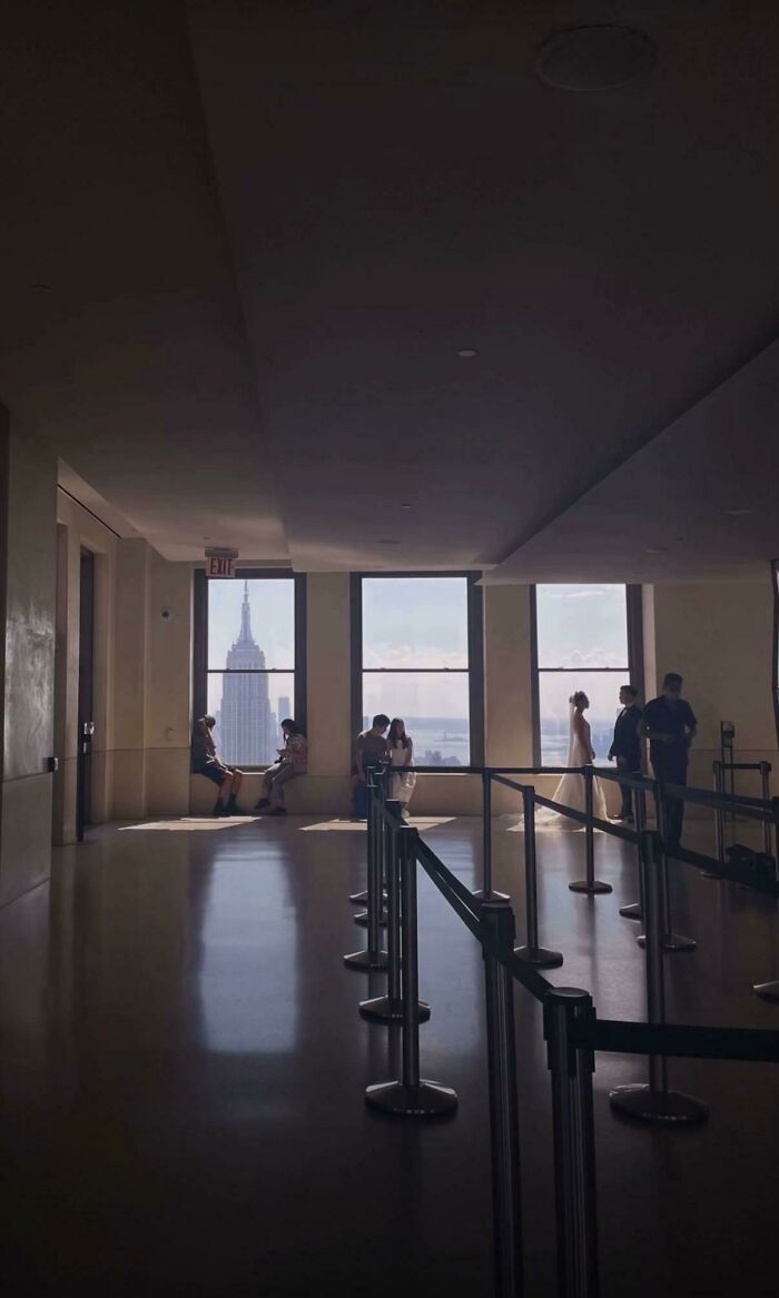 &ldquo;Like A Painting&rdquo;: This Wholesome Photo Trend Between Strangers Has The Internet In A Chokehold