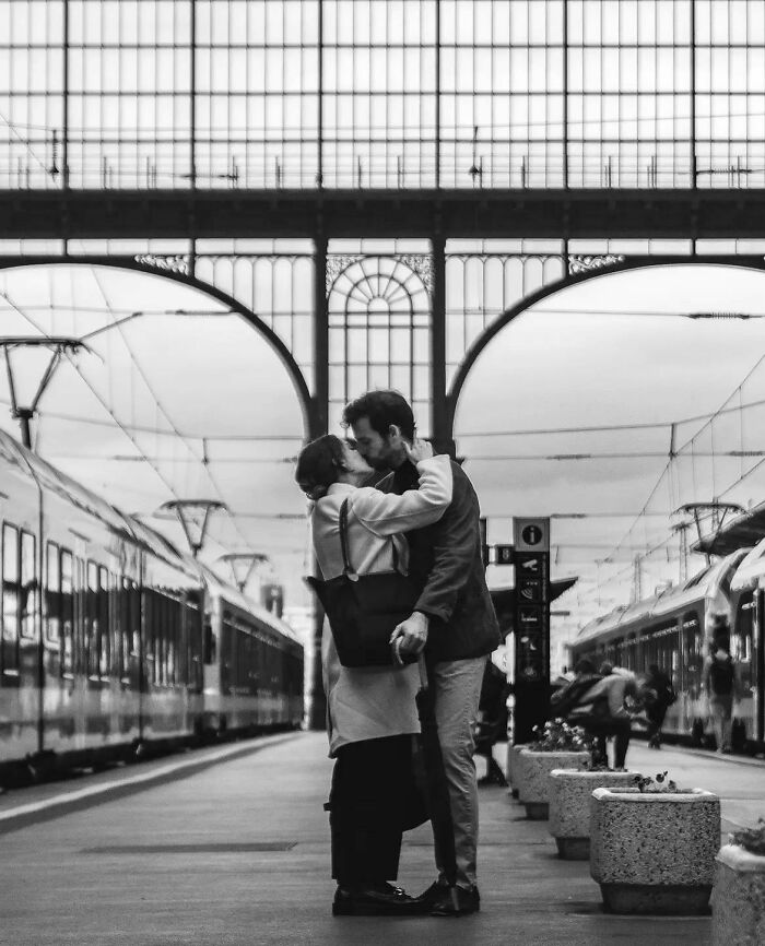 &ldquo;Like A Painting&rdquo;: This Wholesome Photo Trend Between Strangers Has The Internet In A Chokehold