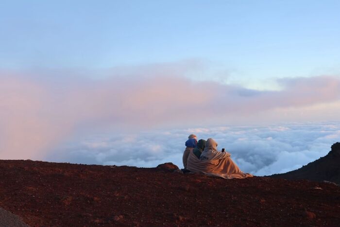&ldquo;Like A Painting&rdquo;: This Wholesome Photo Trend Between Strangers Has The Internet In A Chokehold
