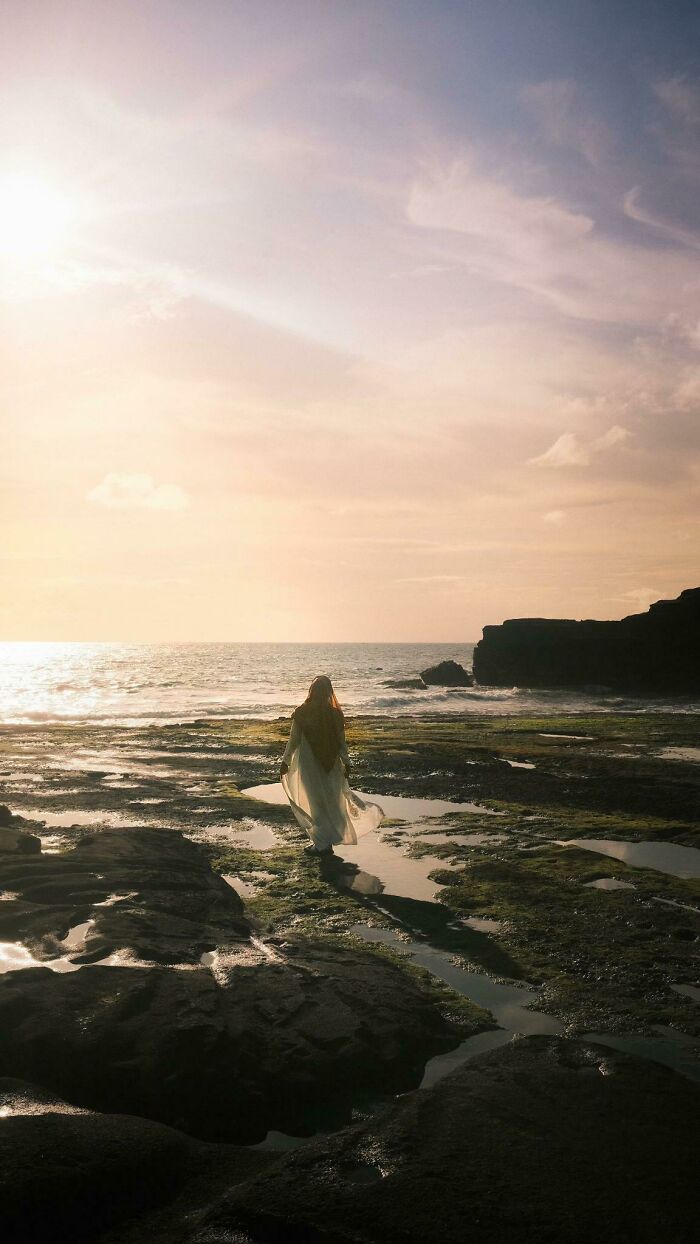 &ldquo;Like A Painting&rdquo;: This Wholesome Photo Trend Between Strangers Has The Internet In A Chokehold