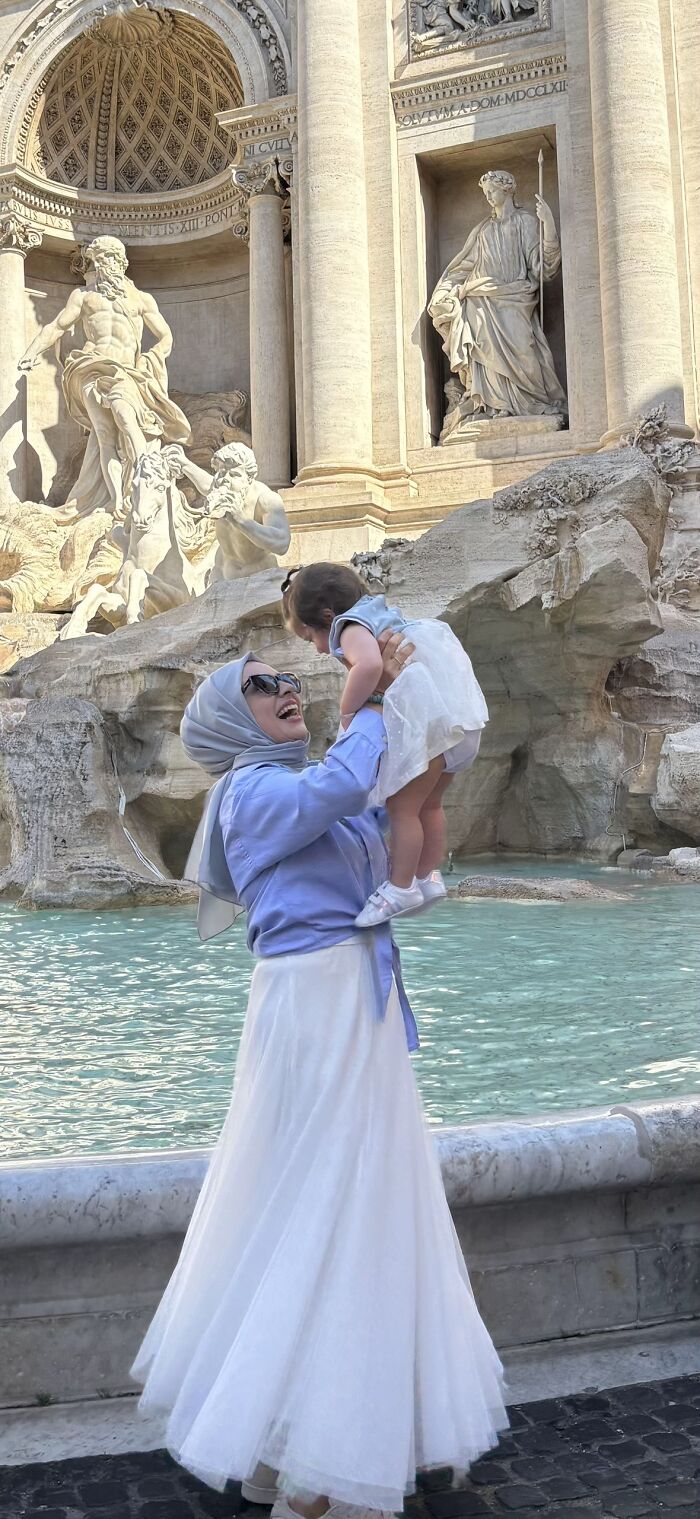 &ldquo;Like A Painting&rdquo;: This Wholesome Photo Trend Between Strangers Has The Internet In A Chokehold